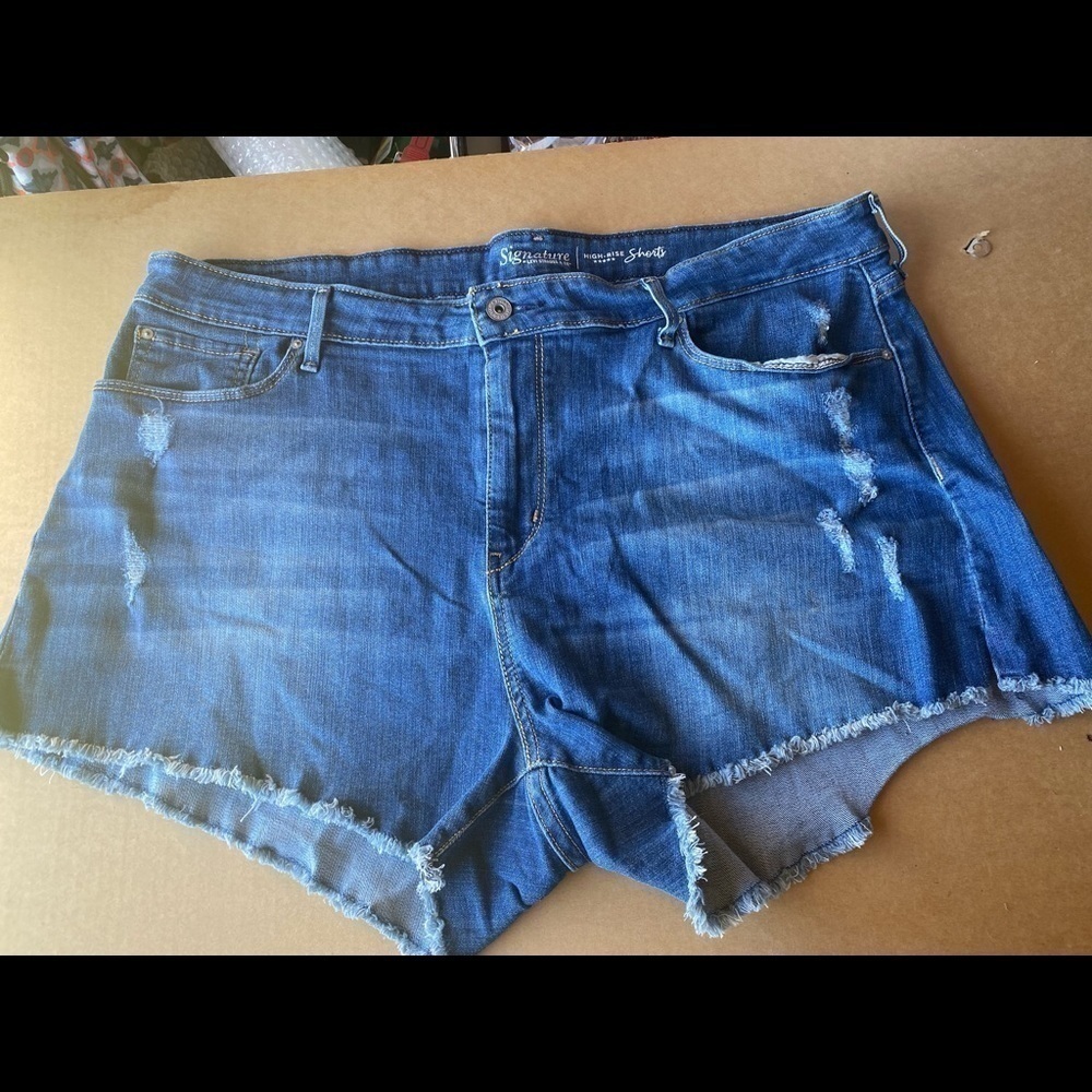 EUC Signature by Levi Strauss Jean Shorts. Size 20-w35‎